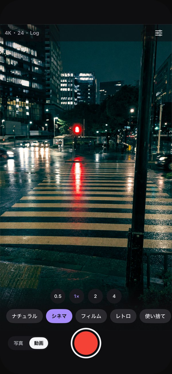 雨上がりの夜の交差点をシネマのルックで映した撮影画面